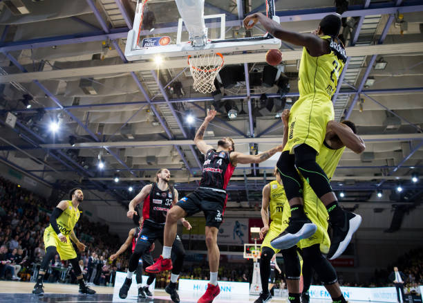 周期性地被 周期性地被